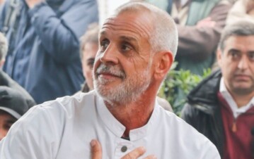 La primera imagen de Christian Petersen luego de estar un mes internado: varios kilos menos y en plena recuperación