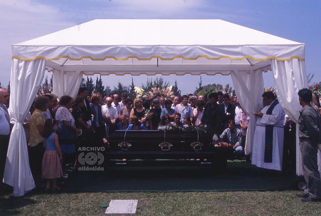 EL FERETRO DE CRISTINA LEMERCIER, RODEADO POR SUS FAMILIARES MAS CERCANOS. TODO ERA DOLOR EN ESE FIN DE 1996.
