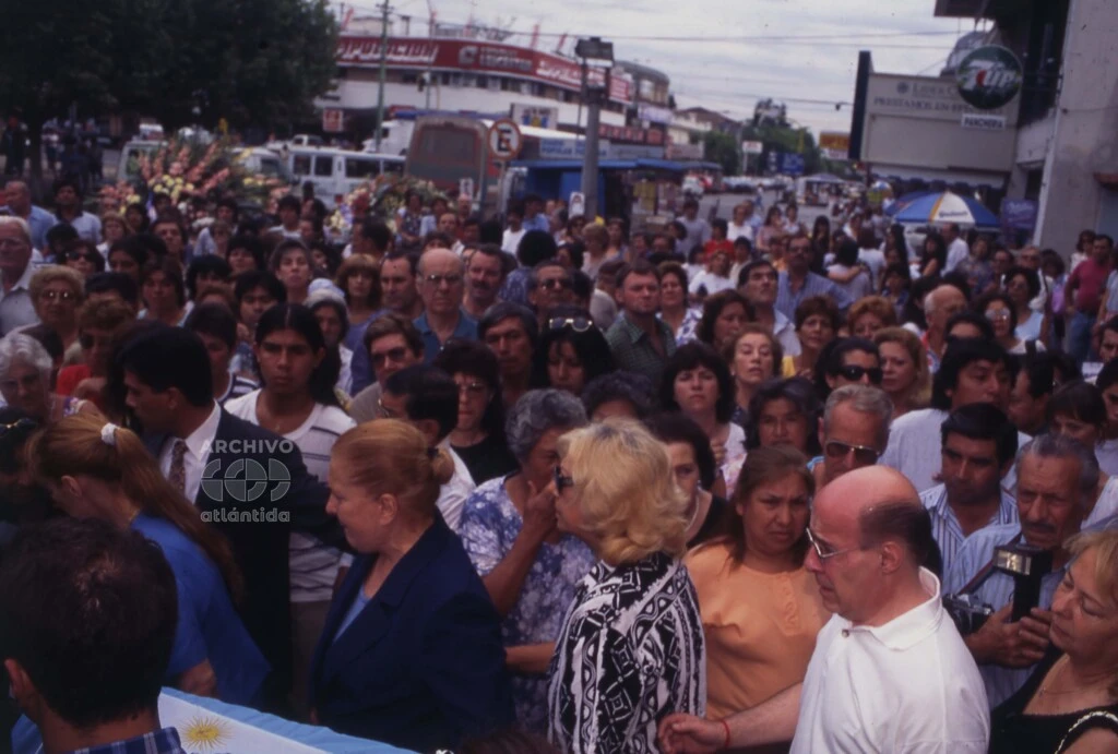 UNA MULTITUD ABATIDA POR EL DOLOR Y SORPRENDIDA POR EL HECHO ACOMPAÑO EL TRASLADO A SU ULTIMA MORADA. 