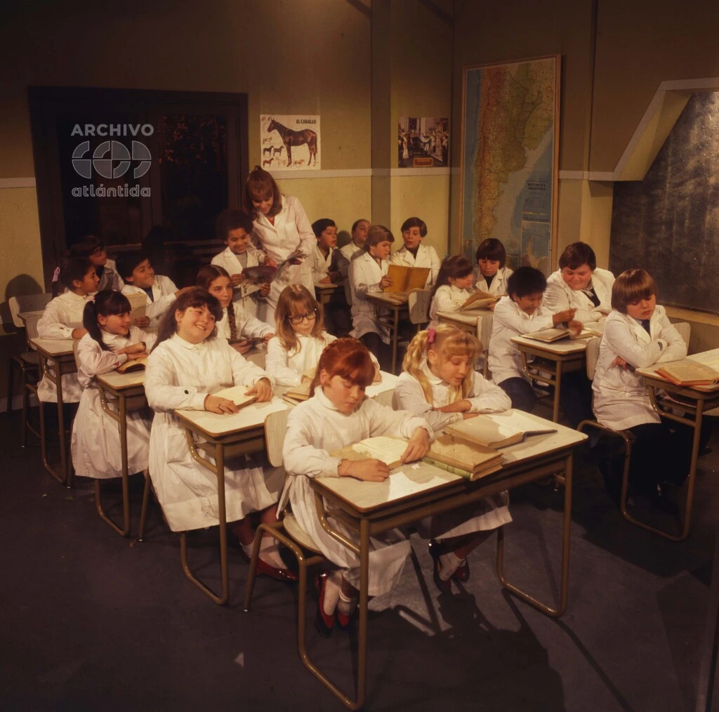 COMO JACINTA PICHIMAUHIDA DANDO CLASES A SUS ALUMNOS.