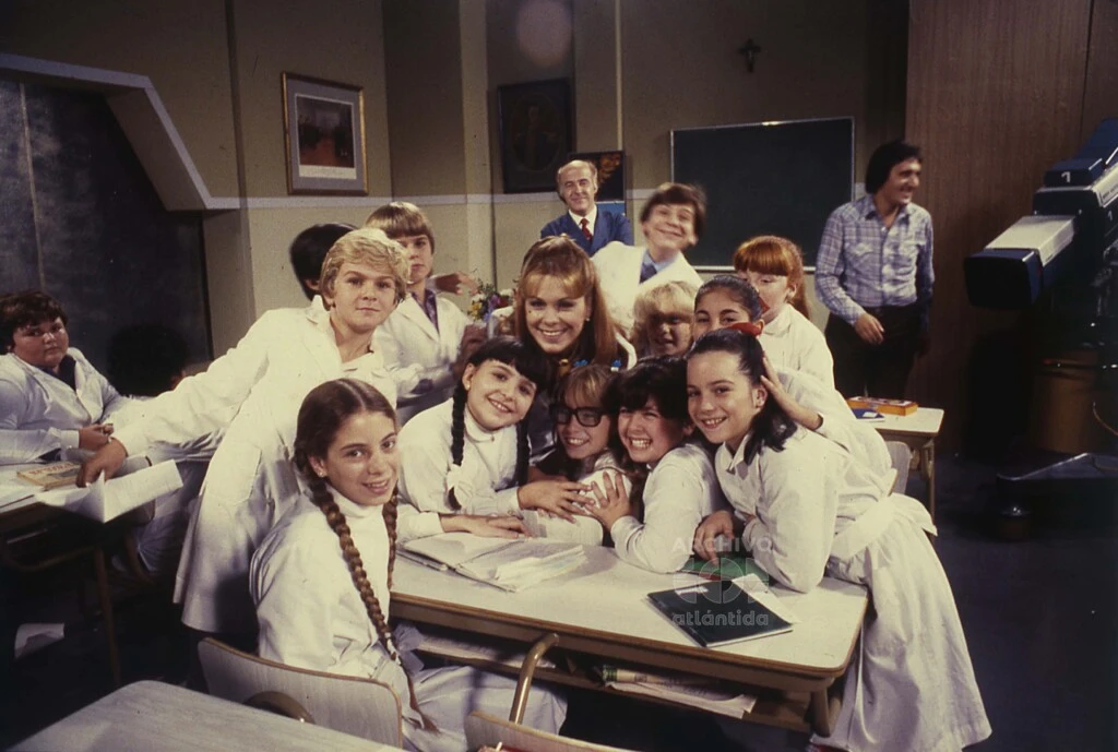 LAS BLANCAS PALOMITAS, ELLAS, Y AL FONDO EFRAIN. INOLVIDABLES PERSONAJES PARA AQUELLOS +40/50.