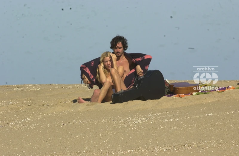 LA PUSO DE PUNTA: NACHO HERRERO Y NICOLE, ELLA EN TOPLESS Y EL EN... BUENO, COMO SE IMAGINEN, TRATAN DE TAPARSE DESPUES DE DESCUBRIR QUE FUERAN FOTOGRAFIADOS. EL NO ERA EL NOVIO DE ELLA, ESE ERA EL PROBLEMA.