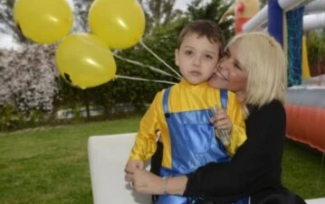 NAZARENA VÉLEZ Y EL PEQUEÑO TITI. (FOTO: ATLÁNTIDA)