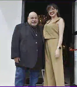 ROLY SERRANO JUNTO A CANDELARIA VICENTE. 38 AÑOS DE DIFERENCIA QUE SE BORRAN POR OBRA Y GRACIA DEL AMOR.