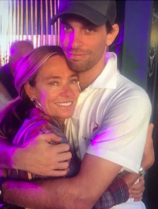 CLEMENTE ZAVALETA ES HIJO DE LA TRILLIZA DE ORO MARIA EMILIA, EN SU MOMENTO UNA DE LAS MUJERES MAS FAMOSAS Y QUERIDAS DEL PAIS, QUIEN TAMBIÉN PASA A FORMAR PARTE DE LA FAMILIA POLITICA DE "ZAI".