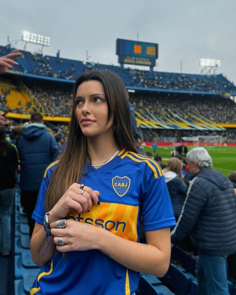 LA BOMBONERA, SU LUGAR EN EL MUNDO, CON LA 12 ATRAS. 