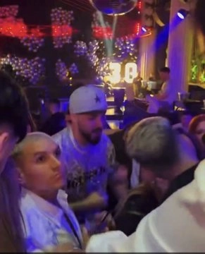 El BESO. MIENTRAS MUCHOS DICEN QUE ES ICARDI, OTROS LO DESMIENTEN PORQUE EL CUELLO DEL MUCHACHO NO TIENE TATUAJES.