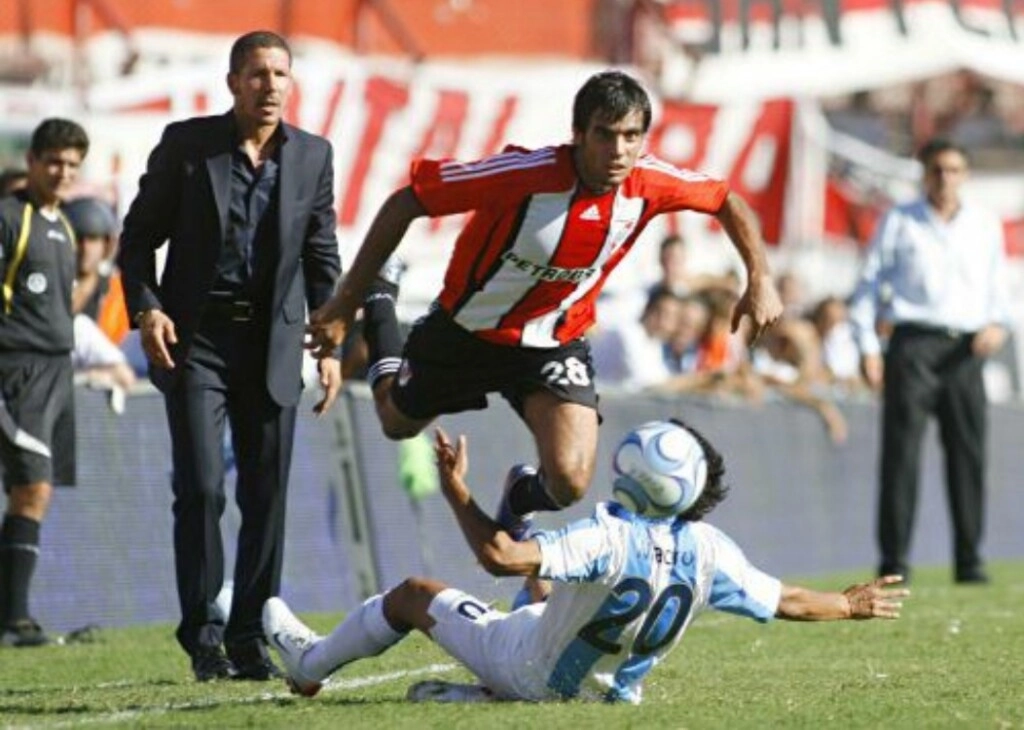 CUANDO "PASO TODO", SIMEONE DIRIGIA A RIVER.