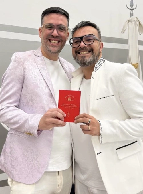 VIVAN LOS NOVIOS: GUILLERMO BARRIOS MUESTRA LA LIBRETA JUNTO A RAMIRO, SU FLAMANTE ESPOSO.