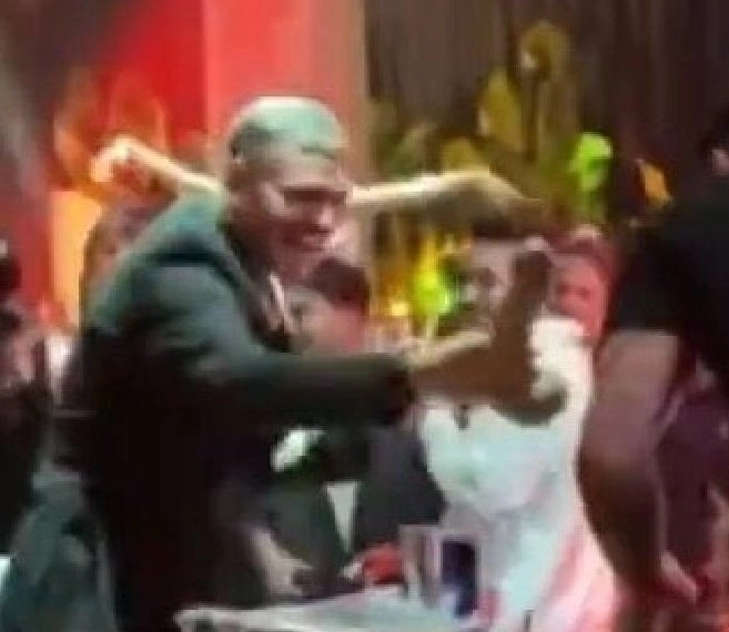 EL CHAMPAN LO PUSO MIMOSO: ICARDI AGARRO "UNA SORTIJA" Y BROMEO CON SUS COMPAÑEROS DEL GALATASARAY.