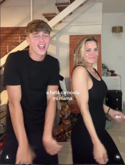 TOMY CANTA, CAROLA BAILA. ¿ES SANO QUE MADRE E HIJO COMPARTAN ESTE TIPO DE ACTIVIDADES?