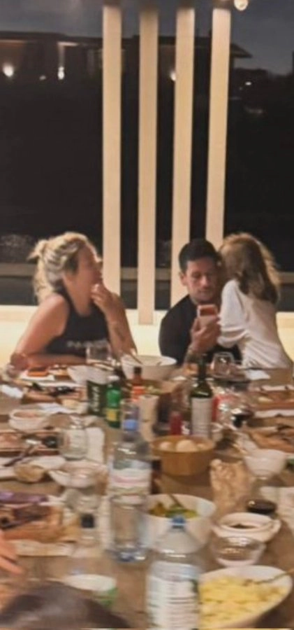 LA FOTO QUE ENLOQUECIO A ICARDI: WANDA SONRIE MIENTRAS MIGUELES TIENE A UNA DE SUS HIJAS A UPA.