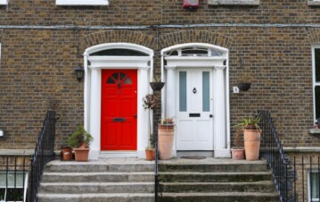 5 objetos que nunca deberías tener en la entrada de tu casa porque bloquean la energía, según el Feng Shui