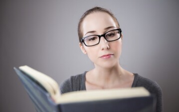 8 señales de que una persona es más inteligente de lo que parece, según la psicología