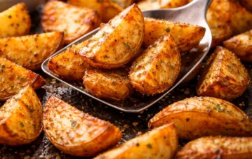Quedan como fritas: cómo hacer papas crocantes al horno con un truco simple