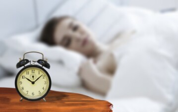Despertarse justo antes de que suene la alarma: por qué pasa y qué dice la ciencia