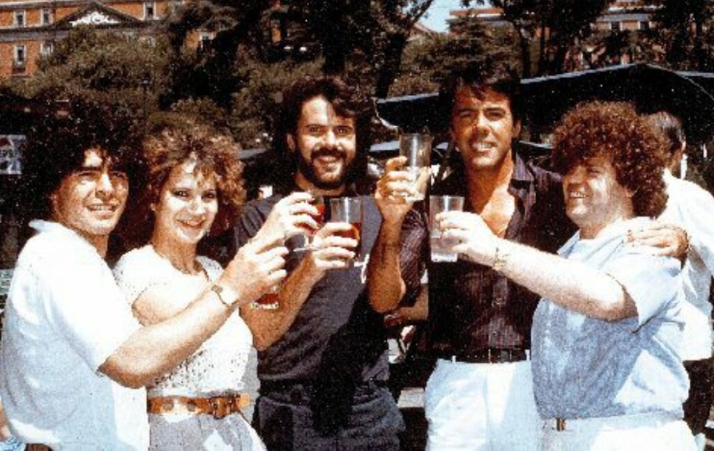 Un brindis de Maradona con los Pimpinela, tras grabar "Querida amiga"; a la derecha, el primer representante de Maradona, Jorge Cyterszpiler. (Foto: Archivo)