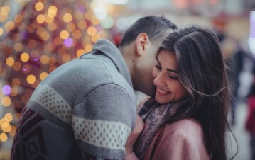 El pequeño gesto cotidiano que revela que una pareja es realmente feliz, según la psicología