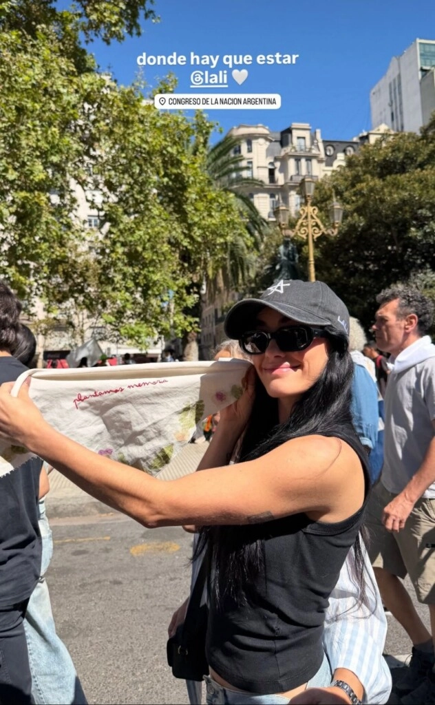 LA FOTO DE LALI EN LA MARCHA POR EL DIA DE LA MEMORIA.