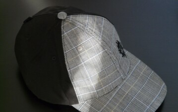 Pocos lo saben: cuál es la verdadera función del botón que tienen las gorras en la parte superior