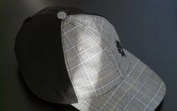 Misterio resuelto: el botón de la gorra con visera.