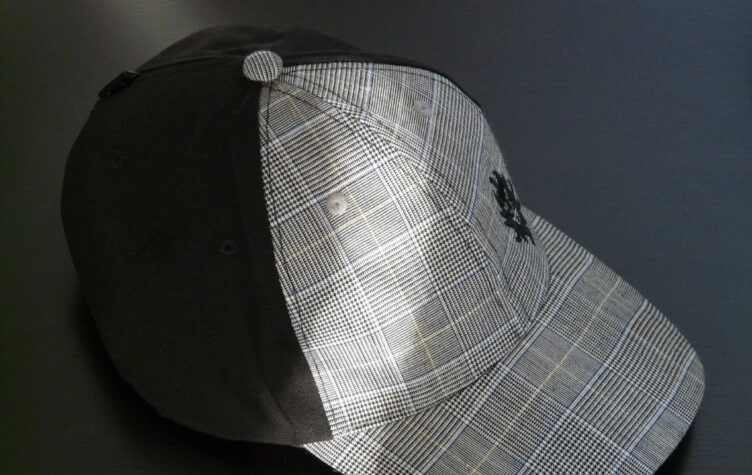 Misterio resuelto: el botón de la gorra con visera.