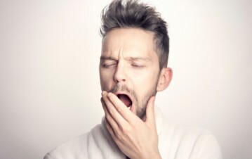 Por qué hay personas que se despiertan siempre a la misma hora durante la noche: la explicación que da la ciencia