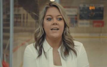 Murió a los 37 años una de las periodistas más determinantes: se prendió fuego su casa y falleció junto a sus tres hijos