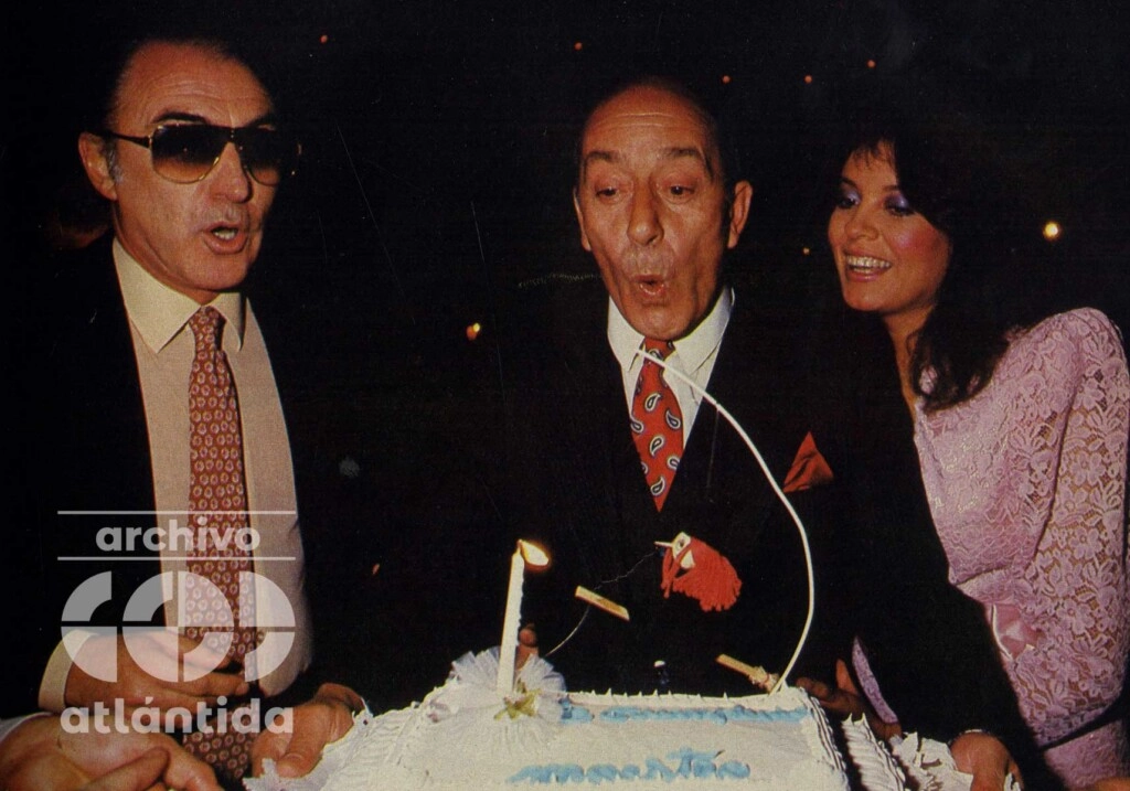 UNA IMAGEN VALE MAS QUE MIL PALABRAS. OLMEDO SOPLA LAS VELITAS. A UN LADO CACHO, DEL OTRO NANCY. ¿DURMIENDO CON LOS ENEMIGOS? QUIZAS