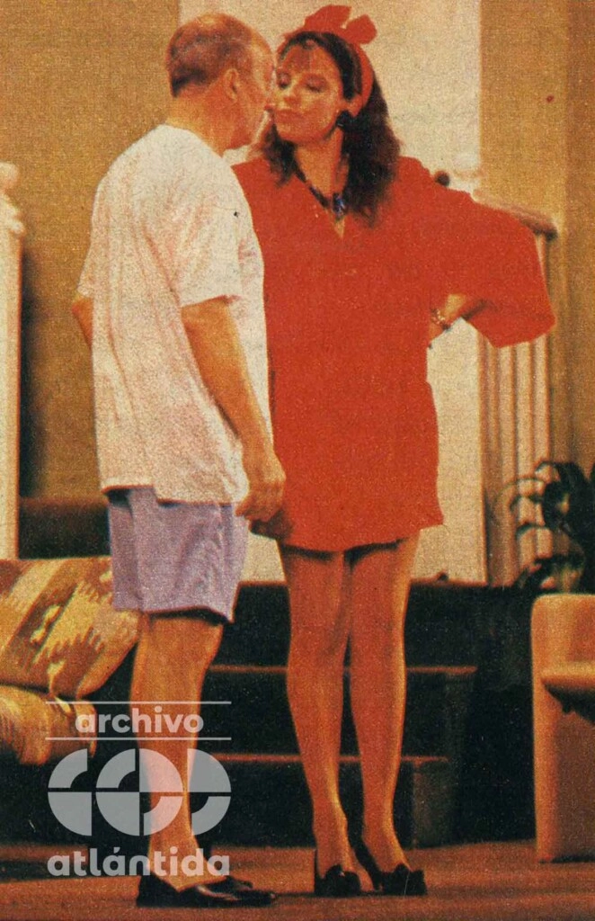 OLMEDO Y NACY JUNTOS SOBRE EL ESCENARIO. EL ESTABA PERDIDAMENTE ENAMORADO DE ELLA.