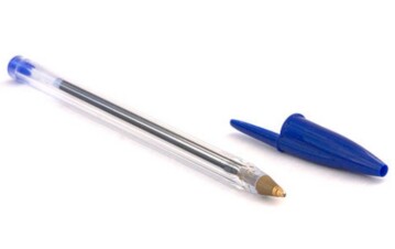 Para qué sirve el agujerito que tienen muchas biromes en la tapa: la función que pocos conocen