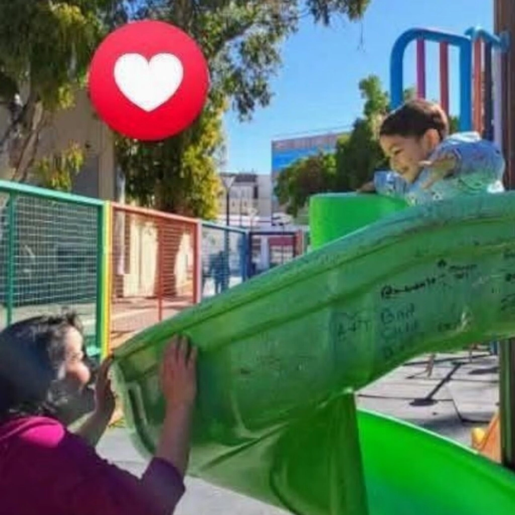 Ángel con su madrastra, Lorena Andrade. (Facebook)