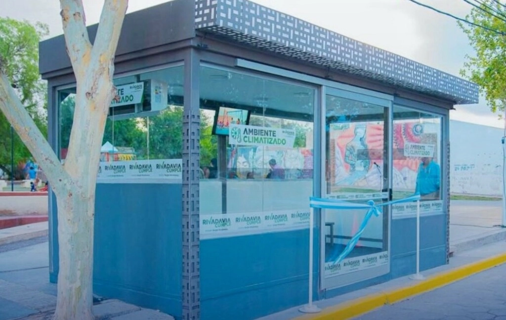 Así es la primera parada de colectivo con aire acondicionado.