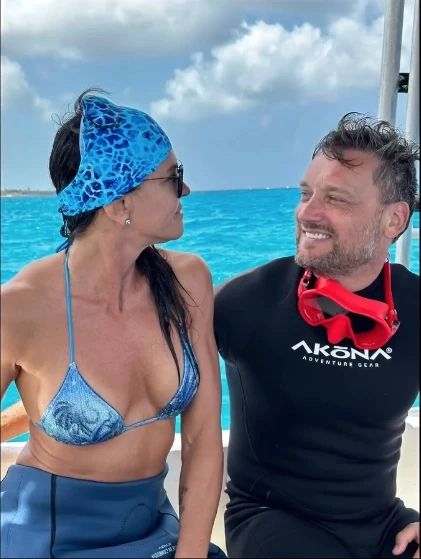 CUANDO TODO ERA SONRISAS, PLAYA, AMOR, MAR. AHORA, LA RELACION NAUFRAGO.