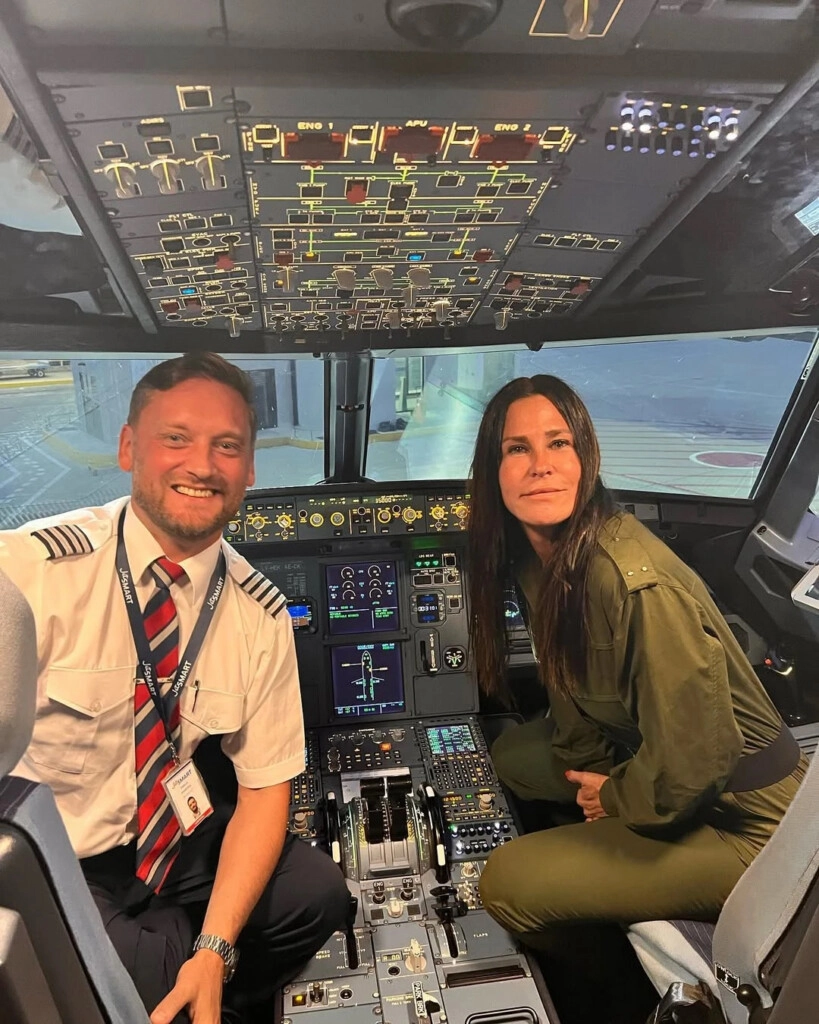 PABLO ES PILOTO DE AVION Y SE HABÍA LLEVADO A LA CHOLA A LA CABINA. 