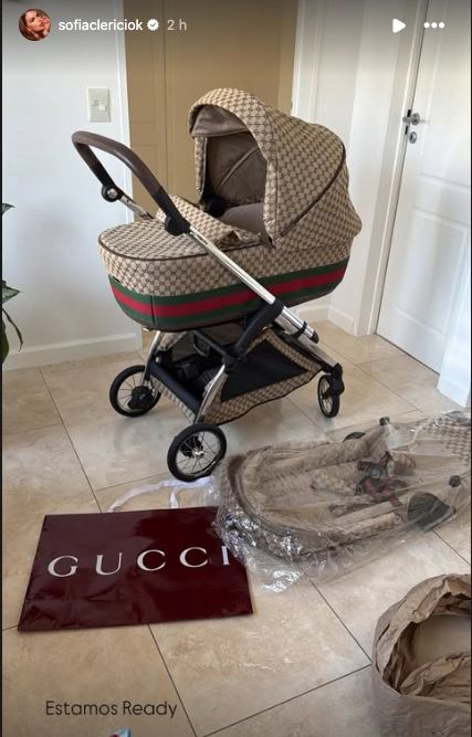 "ESTAMOS LISTOS" PUSO SOFIA CLERICI AL LADO DEL CARRITO DE BEBE.