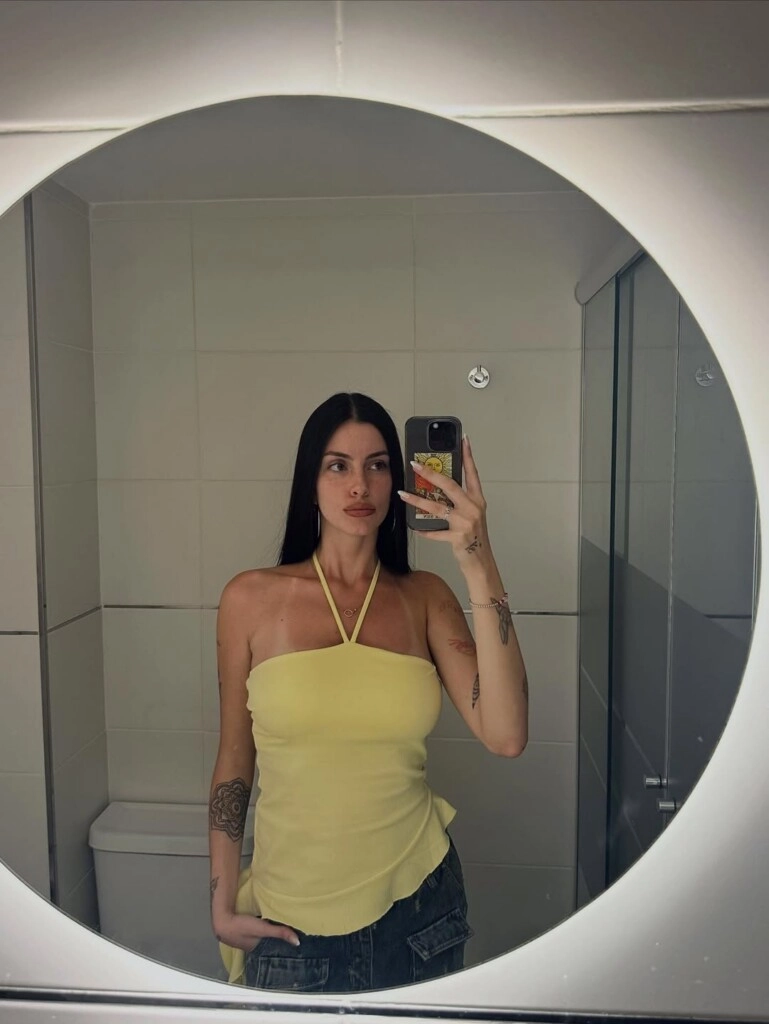 ACA, ELEGANTISIMA PARA SALIR DE NOCHE. ¿SIEMPRE DE AZUL Y AMARILLO?