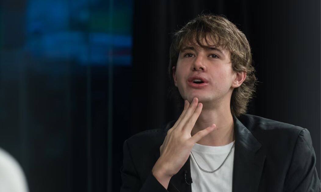 “Le pedía a Dios ‘dejá de hacerme gay’”: el desgarrador testimonio de un famoso artista que creció con miedo y hoy impacta con su historia