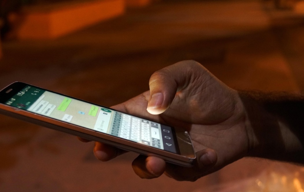 El error con el celular que casi todos cometen y puede pasar factura todos los días