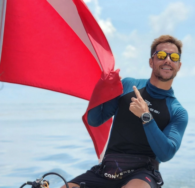 FRANCISCO DELGADO EN SU NUEVA VIDA DEDICADA A LAS ACTIVIDADES ACUÁTICAS EN EL MAR CARIBE.