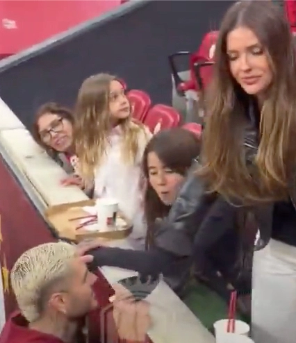 A DIFERENCIA DE WANDA, LA CHINA NI LO MIRA A MAURO ICARDI. ESA FRIALDAD LLAMO LA ATENCION Y PROVOCO LA DISCUSION.