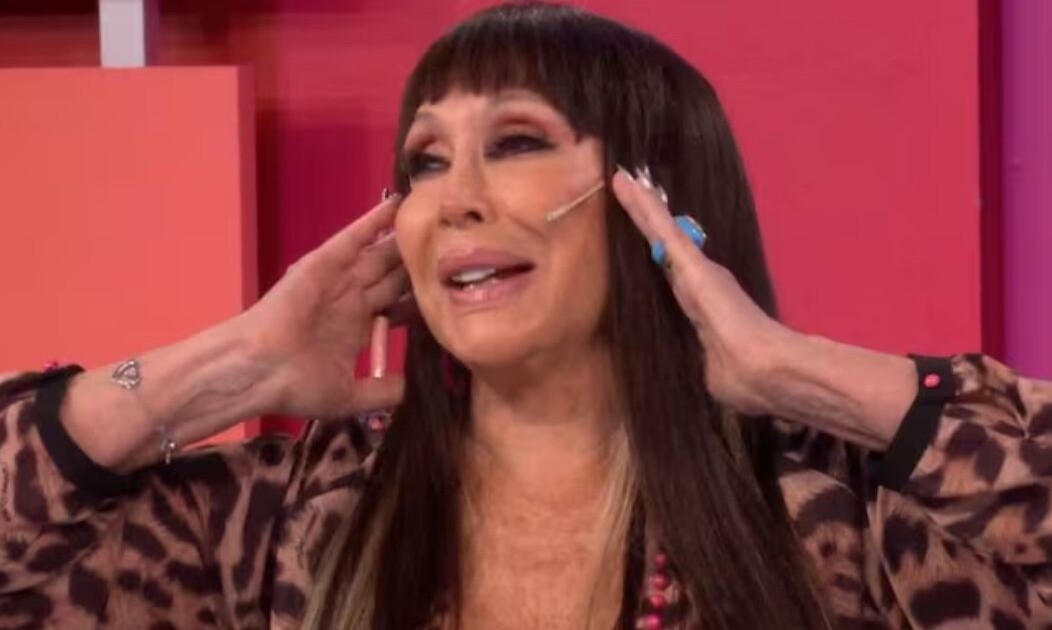 Moria Casán anunció en su programa el romance del cantante del momento y una actriz: 