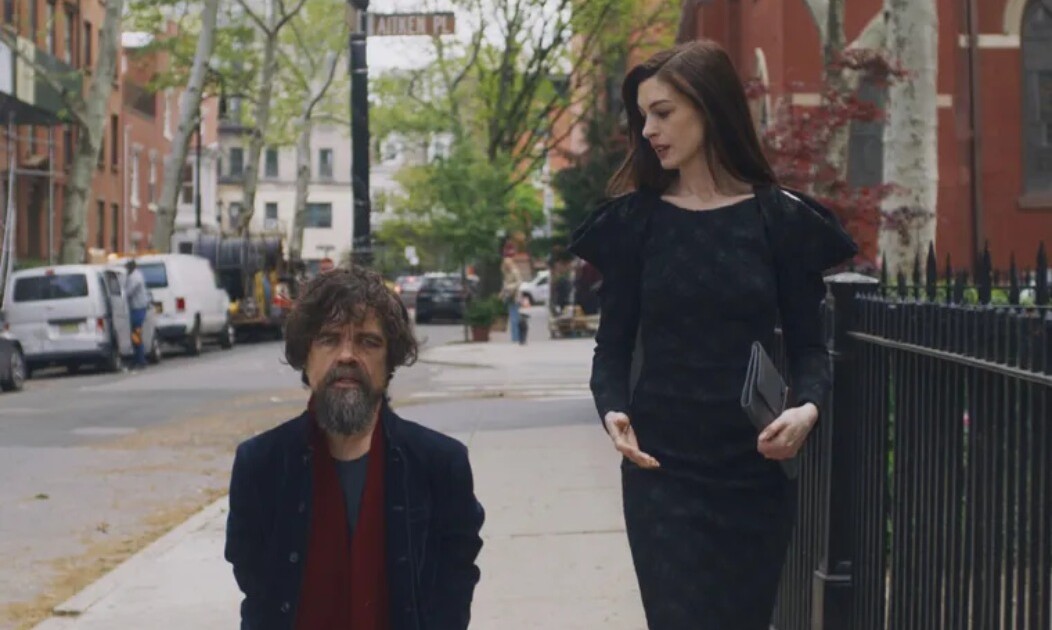 Qué ver en Netflix: Anne Hathaway y Peter Dinklage brillan en una historia de amor de la que todos están hablando