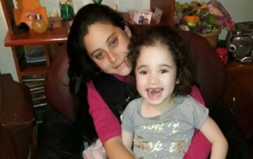 Luana Cabral de niña, con su hermana mayor, Emilia.