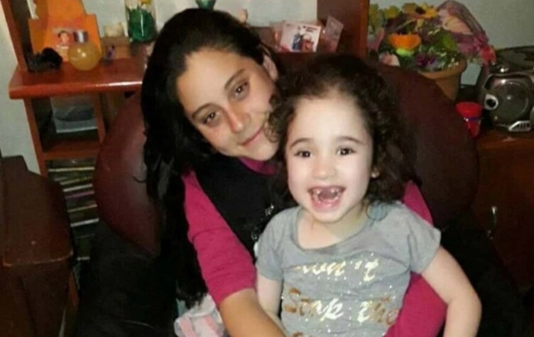 Luana Cabral de niña, con su hermana mayor, Emilia.