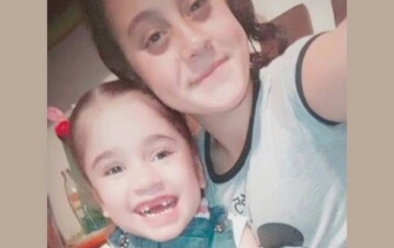 Luana Cabral de niña, con su hermana mayor, Emilia (Gentileza Clarín).