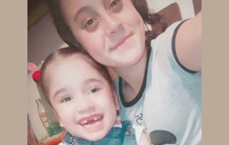 Luana Cabral de niña, con su hermana mayor, Emilia (Gentileza Clarín).