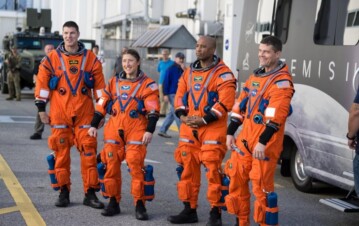 Muchos no lo notaron: por qué los astronautas de Artemis II usan trajes naranjas y no blancos