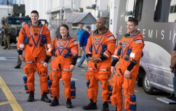 Por qué los astronautas de Artemis II usan trajes naranjas y no blancos.