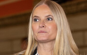 ¡Alarma total! Mette-Marit de Noruega reapareció en público con oxígeno y crece la preocupación por su salud